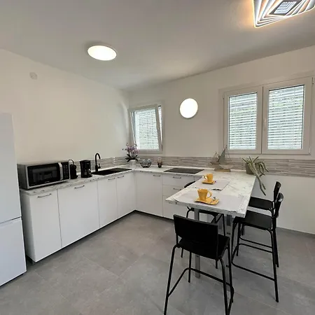 Clara - Singola Con Giardino Privato E Barbecue Lignano Sabbiadoro